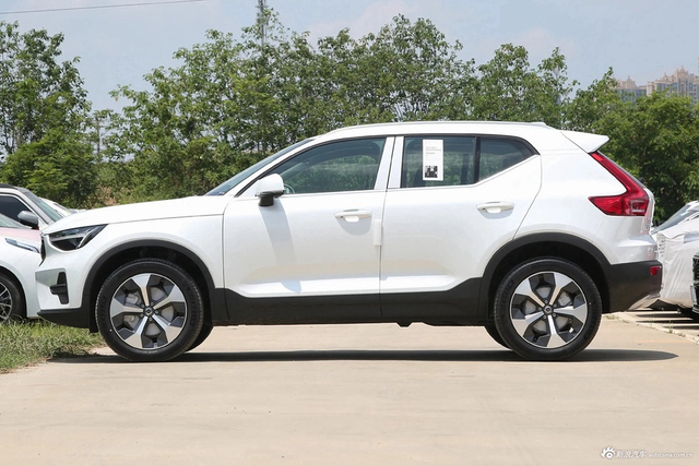 2024款沃尔沃XC40 B4 四驱 智远豪华版