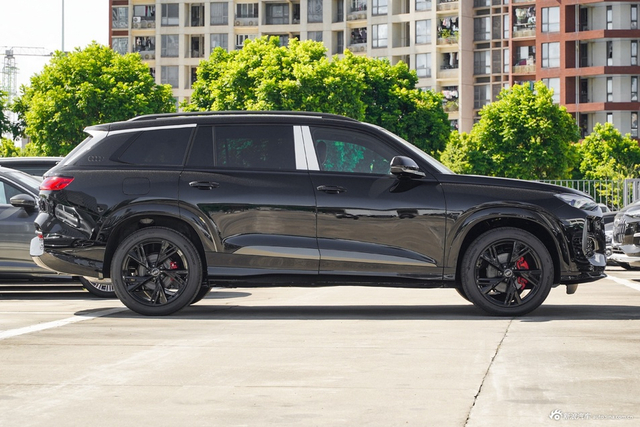 2024款奥迪Q6 45 TFSI quattro 黑武士版 6座