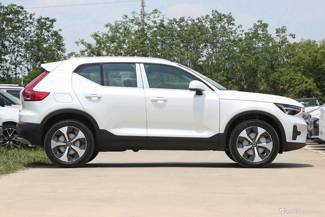 2024款沃尔沃XC40 B4 四驱 智远豪华版