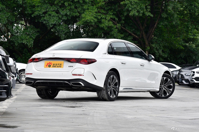 2024款奔驰E 350 e L 插电式混合动力运动轿车