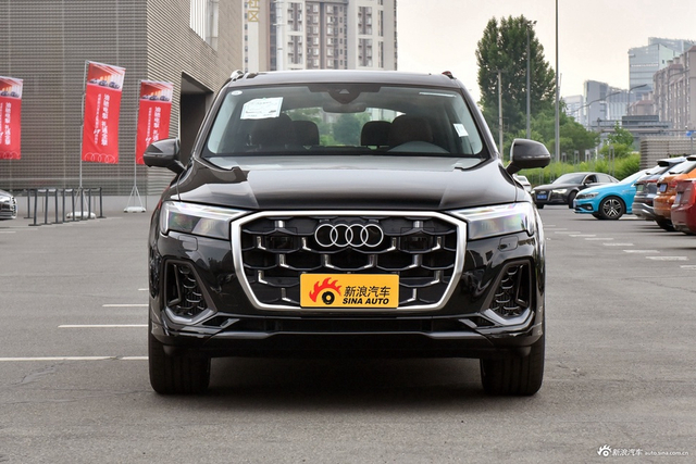 2025款奥迪Q7 55 TFSI quattro S line运动型
