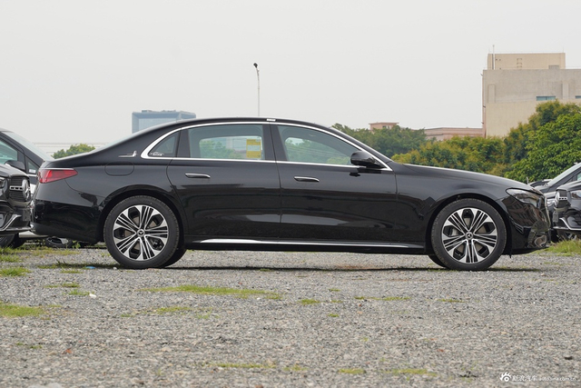 2025款奔驰E级改款 E 300 L 豪华型