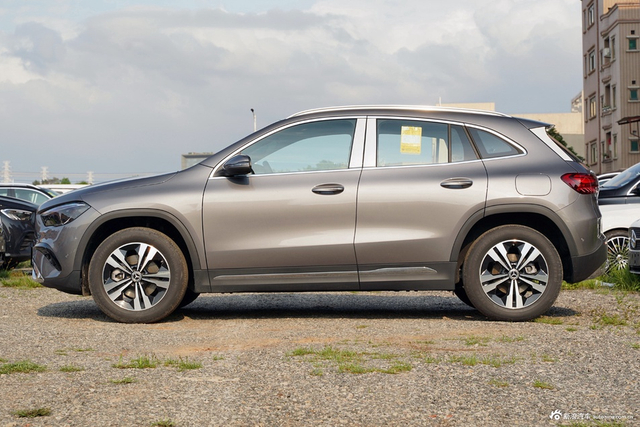 2025款奔驰GLA 200