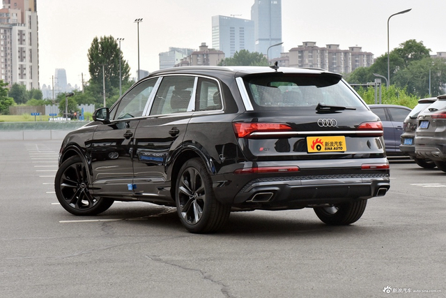 2025款奥迪Q7 55 TFSI quattro S line运动型