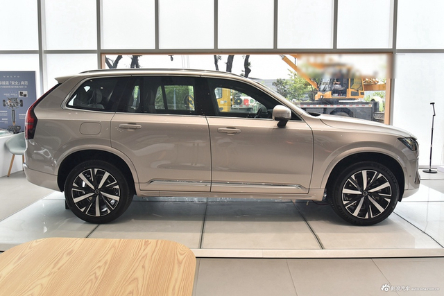2025款沃尔沃XC90改款 B6 智远豪华版 6座