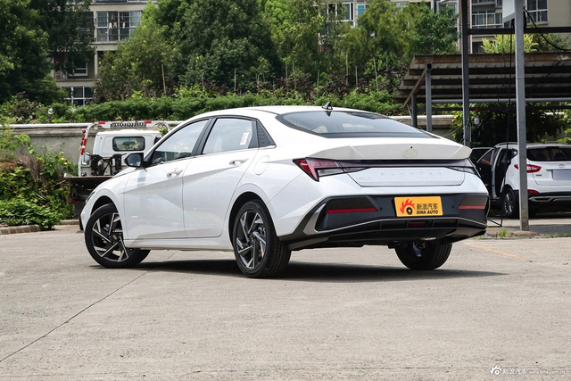 2023款伊兰特 1.5L CVT LUX尊贵版