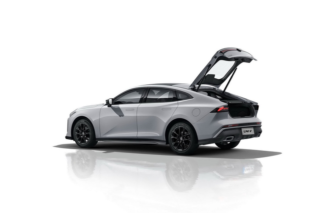 2025款长安UNI-V 1.5T 高能运动版 官图