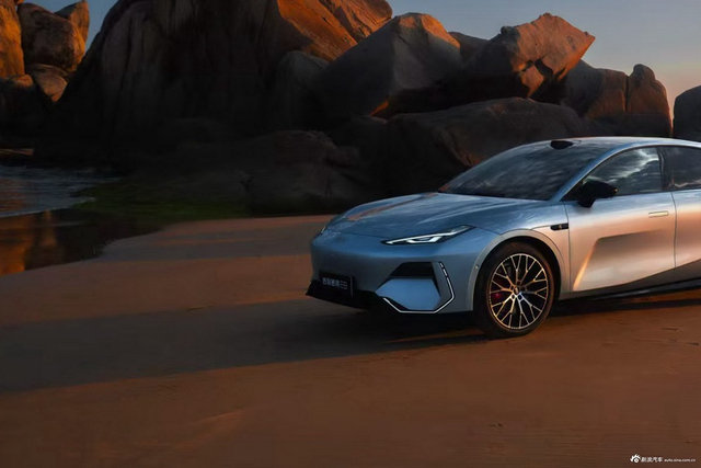 2025款银河E8 620km 四驱星舰激光雷达智驾版