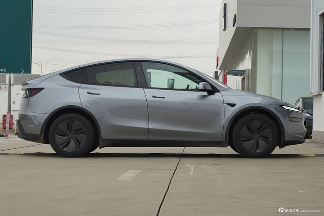 2025款Model Y 后轮驱动版