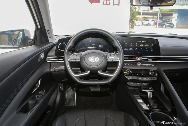 2023款伊兰特 1.5L CVT LUX尊贵版