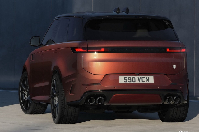 2025款揽胜运动 4.4 V8 SV Carbon 官图