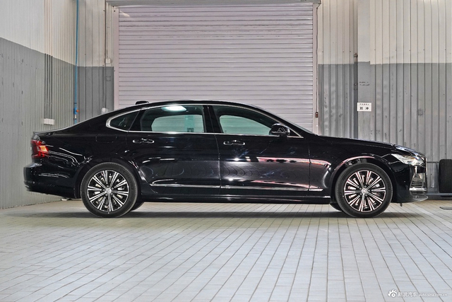2022款沃尔沃S90混动 改款 T8 E驱混动 智逸豪华版