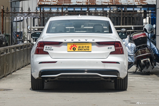2024款沃尔沃S60 B5 智雅运动版