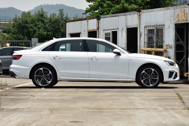 2025款奥迪A4L 200万辆悦享版 40 TFSI 时尚动感型