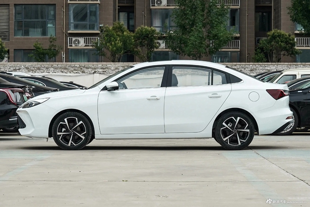 2023款荣威i5 1.5L CVT尊荣版