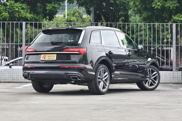 2025款奥迪Q7 45 TFSI quattro S line运动型7座