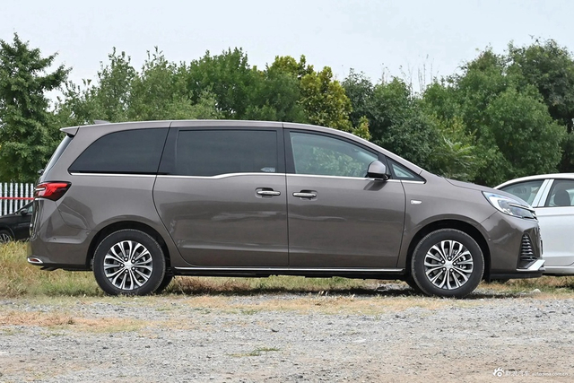 2023款别克GL8 陆上公务舱 652T 尊贵型