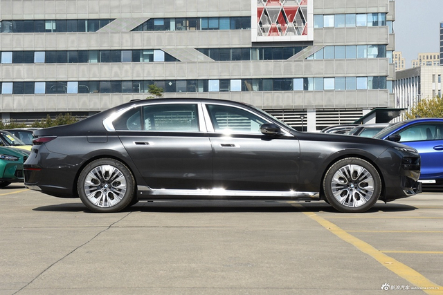 2023款宝马i7 eDrive50L 领先豪华套装