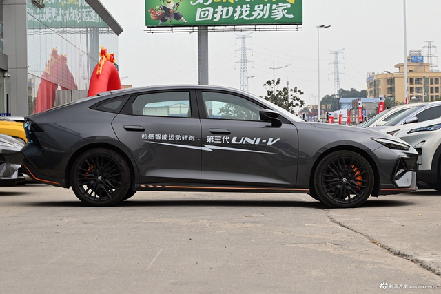 2025款长安UNI-V 第三代 2.0T 劲擎型