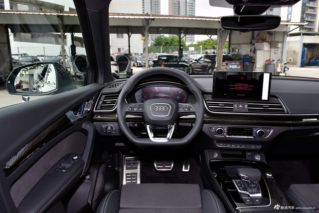 2025款奥迪Q5L Sportback 45周年典藏版 40 TFSI 豪华型