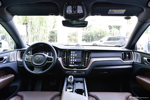2024款沃尔沃XC60 T8 插电混动 长续航四驱智雅豪华版