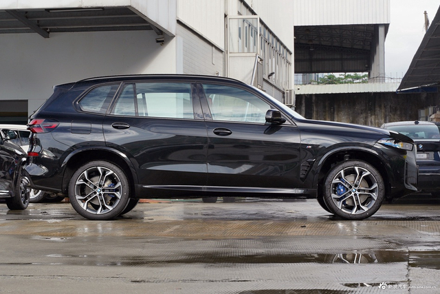 2025款宝马X5 xDrive 40Li 尊享型M 运动曜夜套装