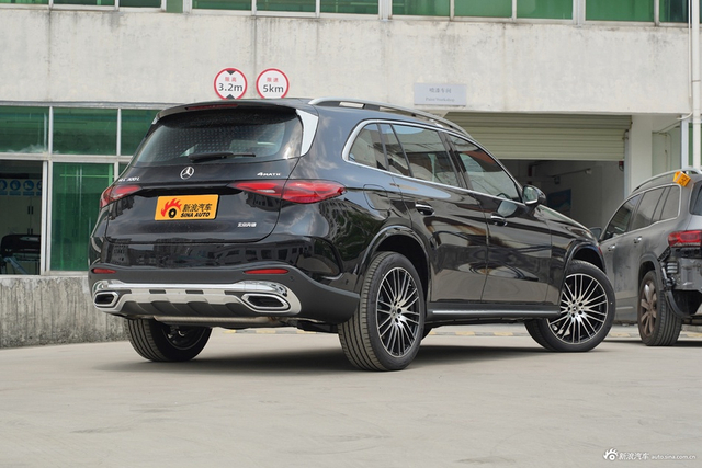 2025款奔驰GLC改款 300 L 4MATIC 豪华型 7座