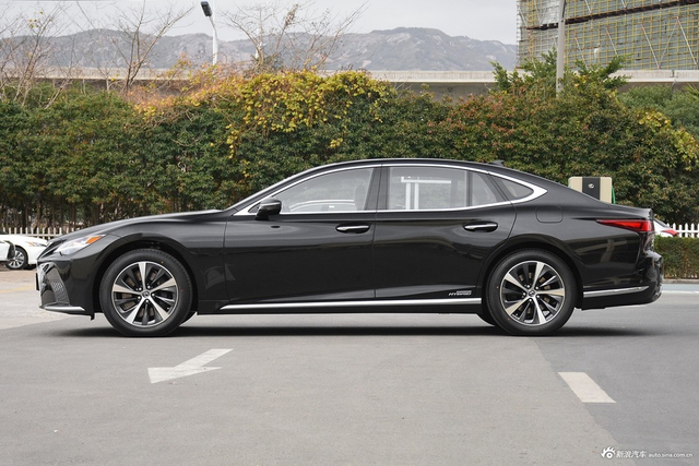 2021款雷克萨斯LS 500h 臻越版