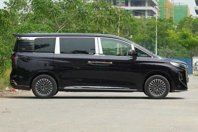 2026款红旗HQ9 PHEV 2.0T 四驱尊贵版