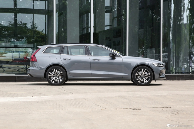 2024款沃尔沃V60 B5 智远运动版