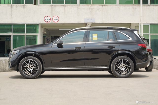 2025款奔驰GLC改款 300 L 4MATIC 豪华型 7座