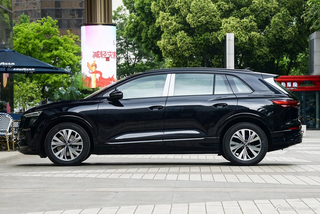 2023款奥迪Q5 e-tron 40 e-tron 闪耀型 机甲套装
