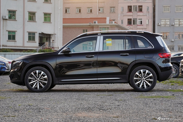 2025款奔驰GLB 220 时尚型