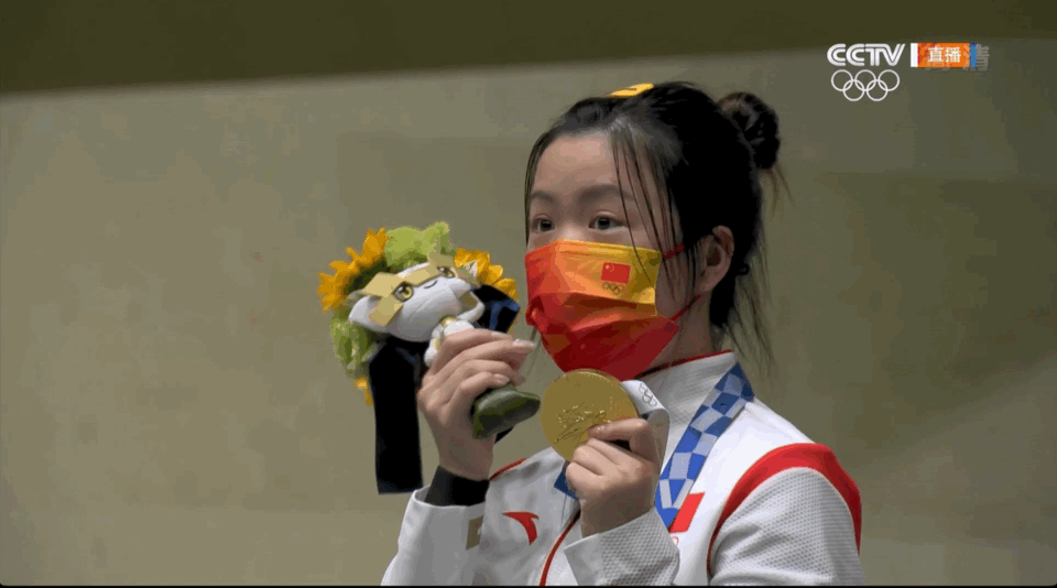 杨倩拿下本届奥运会首金 杨洋发文庆祝可爱比心