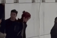 宋亚轩红发皮衣造型亮相