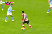 英超曼城战桑德兰补时VAR改判，奥尼恩蹬踏努内斯直红罚下