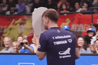 玩抽象的神！莫雷高德拿樊振东大头照与对手比赛