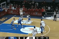 胡金秋罚球线跳投命中连拿4分，中国男篮6-5反超中国台北