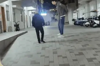 徐昕疑似崴脚受伤,走路一瘸一拐右脚缠上绷带