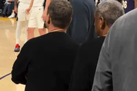 转型教练！湖人vs马刺花絮：詹姆斯场边与助教认真探讨比赛录像