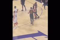 笑尿！詹姆斯与里夫斯拥抱庆祝 没看到东契奇跟其击掌直接走了