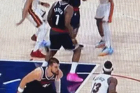 🔎莱昂纳德受伤瞬间：踩到拉松鞋面失衡 致脚踝90°严重扭伤