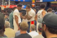 难怪不愁合同！小乔丹在场边手脚并用 认真指导新秀中锋奎因