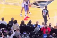 手感越来越好！詹姆斯借掩护迎着祖巴茨 直接中投空心命中！