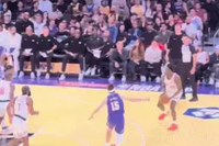 冲击力！科比·布朗轻巧突破 顶着补防过来的詹姆斯拉杆上篮命中