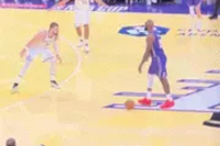 詹姆斯点名祖巴茨强突内线 人堆中分球海斯打板得分