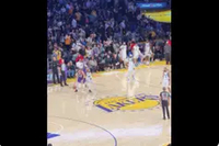 ️爱！詹姆斯早早跟前队友们拥抱 与浓眉的握手礼依旧熟悉！