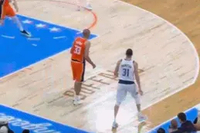 手感上来了！马绍尔手递手再掩护 克莱接球三分再次命中！