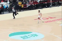 高诗岩空篮不进 篮下一众摄影师垂头丧气&无奈招手