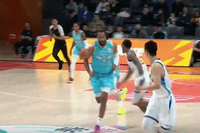 希望无碍！段昂君反击被广厦外援塔克冲撞倒地 缓了好一会儿才起